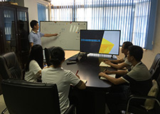 管理人員在進(jìn)行分析改進(jìn)服務(wù)問題